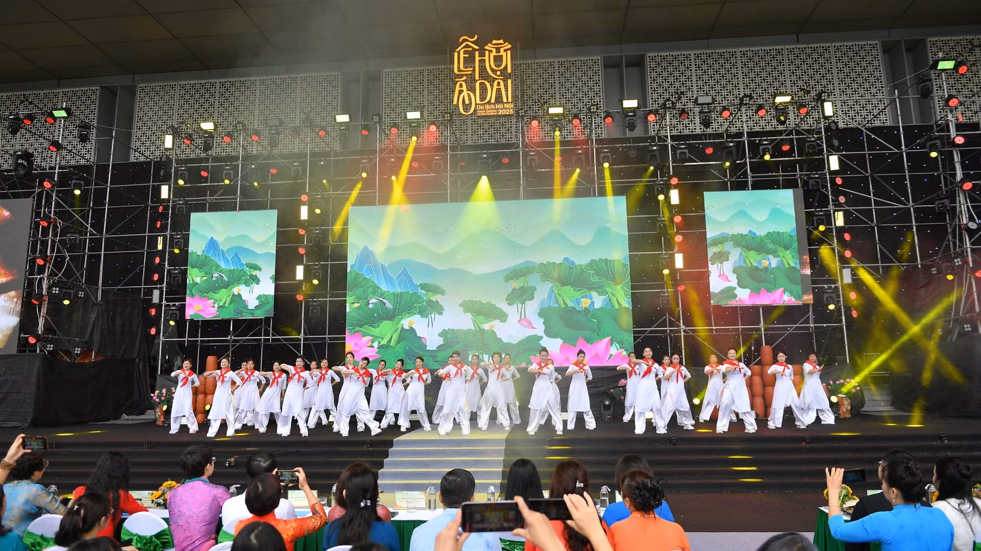 Tiết mục nhảy Zumba “Tự hào tiếp bước tương lai – Tôi là người Việt Nam” của Hội Liên hiệp Phụ nữ xã Vĩnh Thanh.