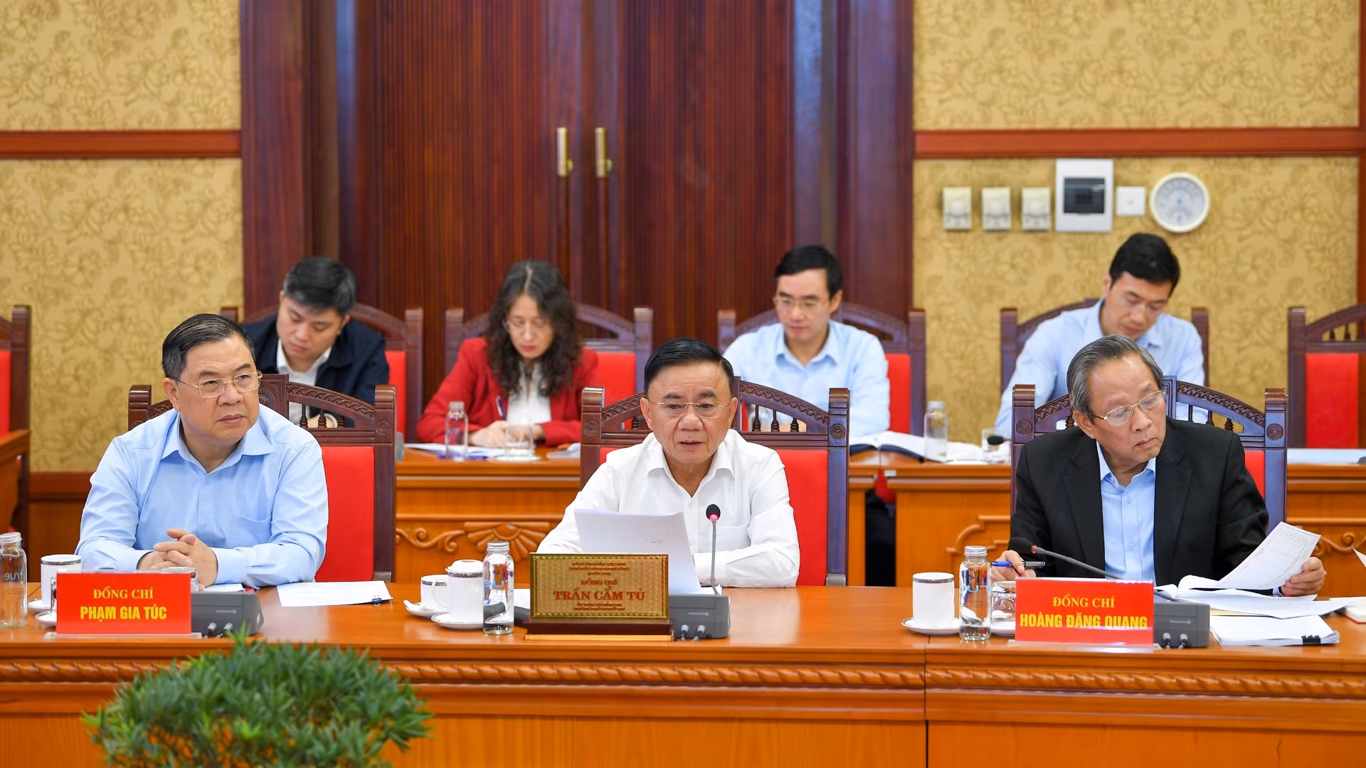Đồng chí Trần Cẩm Tú, Ủy viên Bộ Chính trị, Thường trực Ban Bí thư, Trưởng Tiểu ban Tổ chức phục vụ Đại hội XIV của Đảng phát biểu tại cuộc họp.
