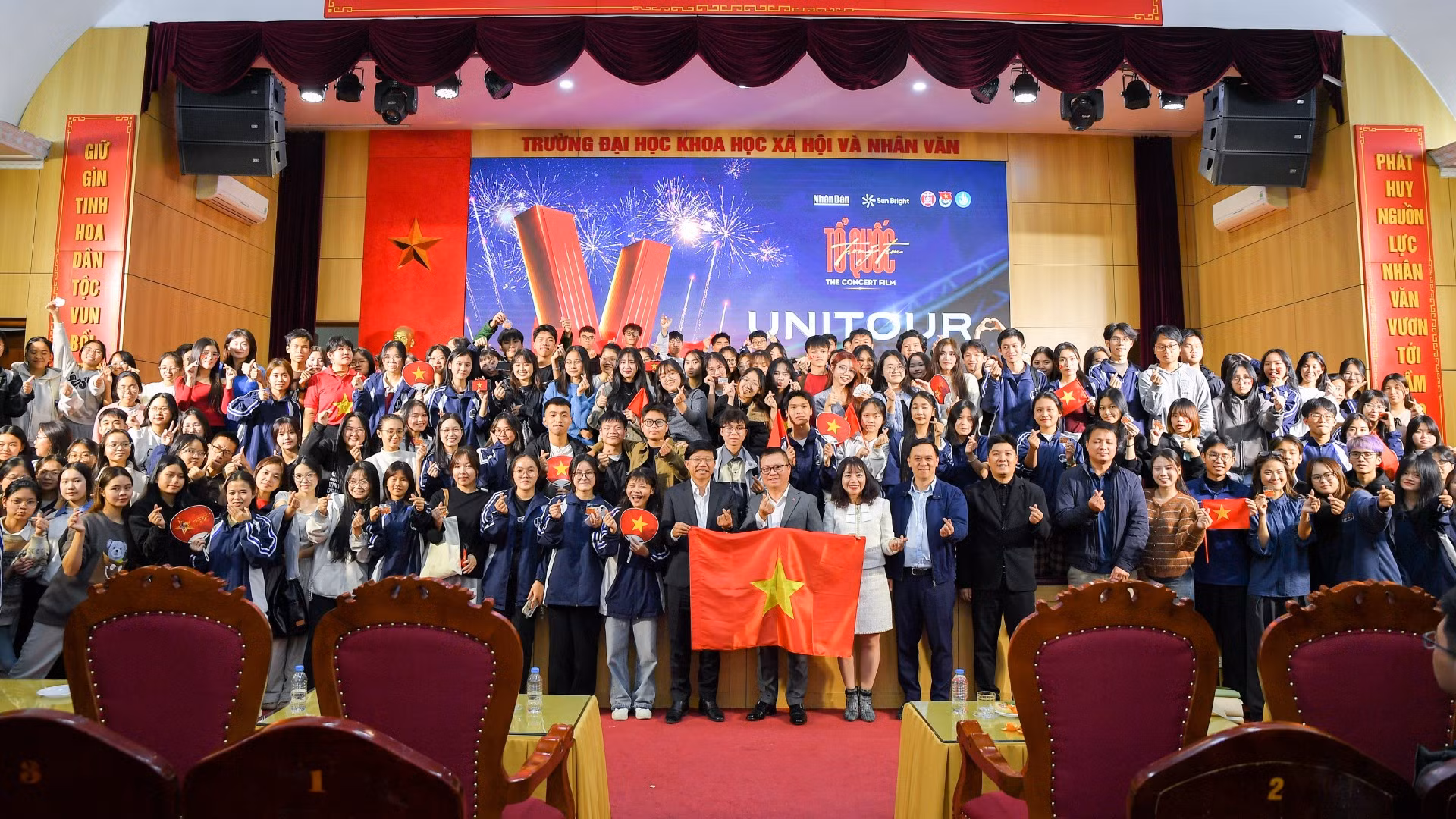 Tổng Biên tập Báo Nhân Dân Lê Quốc Minh cùng các đại biểu, giáo viên, sinh viên nhà trường tại buổi chiếu.