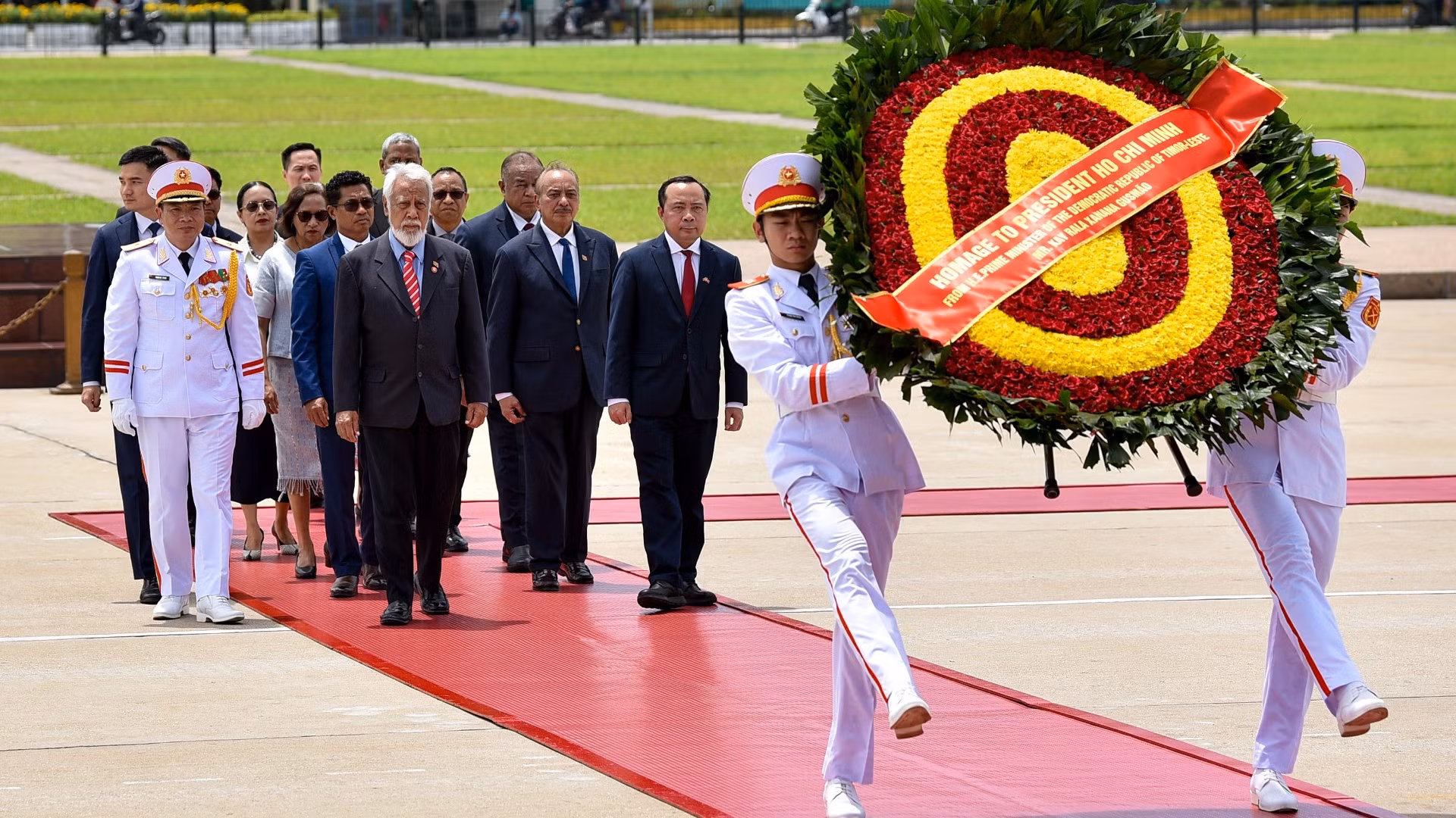 Thủ tướng Timor-Leste Kay Rala Xanana Gusmao đến đặt vòng hoa và vào Lăng viếng Chủ tịch Hồ Chí Minh.