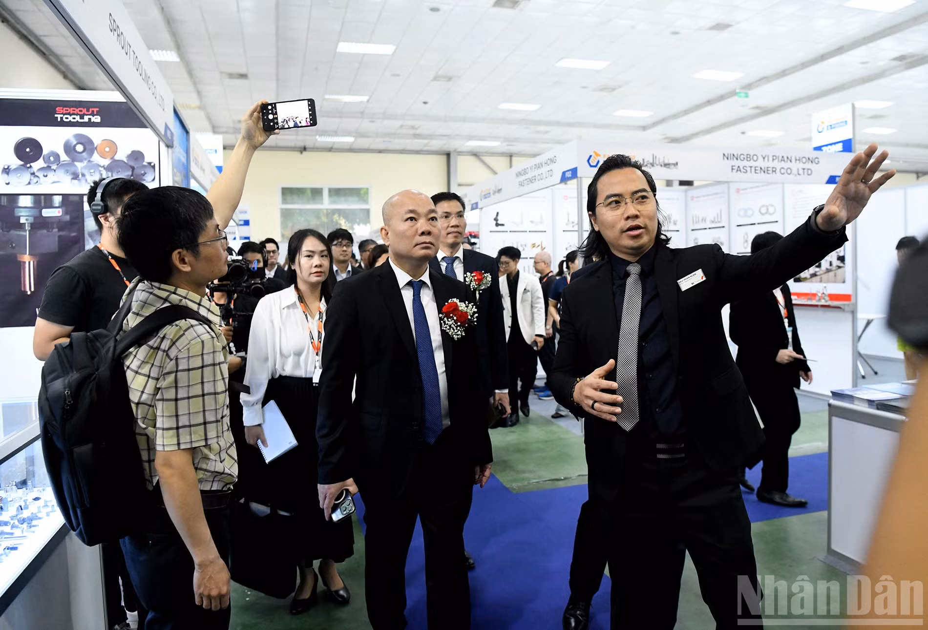 ndo_br_4-trien-lam-emc.jpg