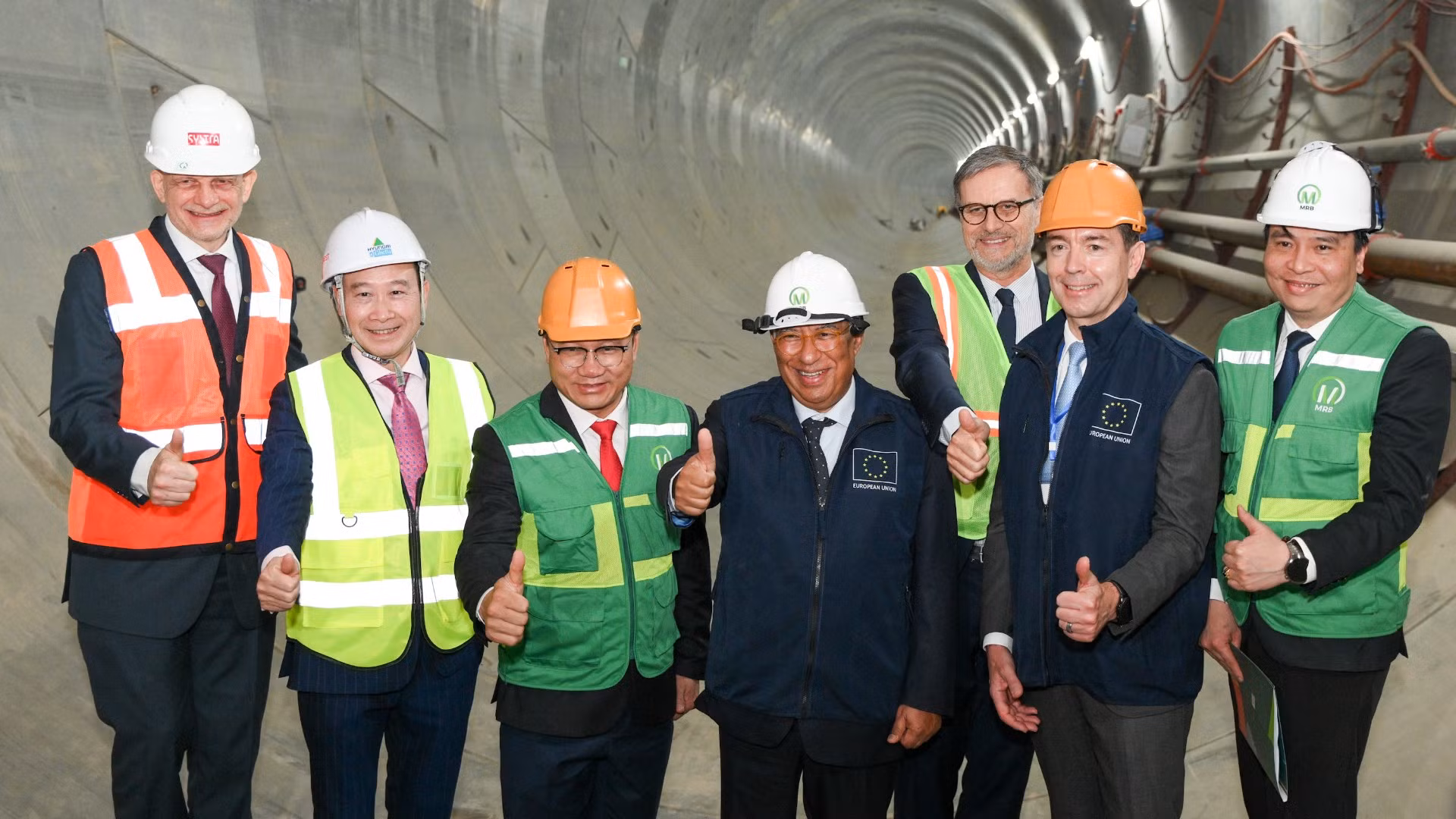 Chủ tịch Hội đồng châu Âu António Costa cùng các đại biểu tại công trường dự án Metro tuyến số 3.