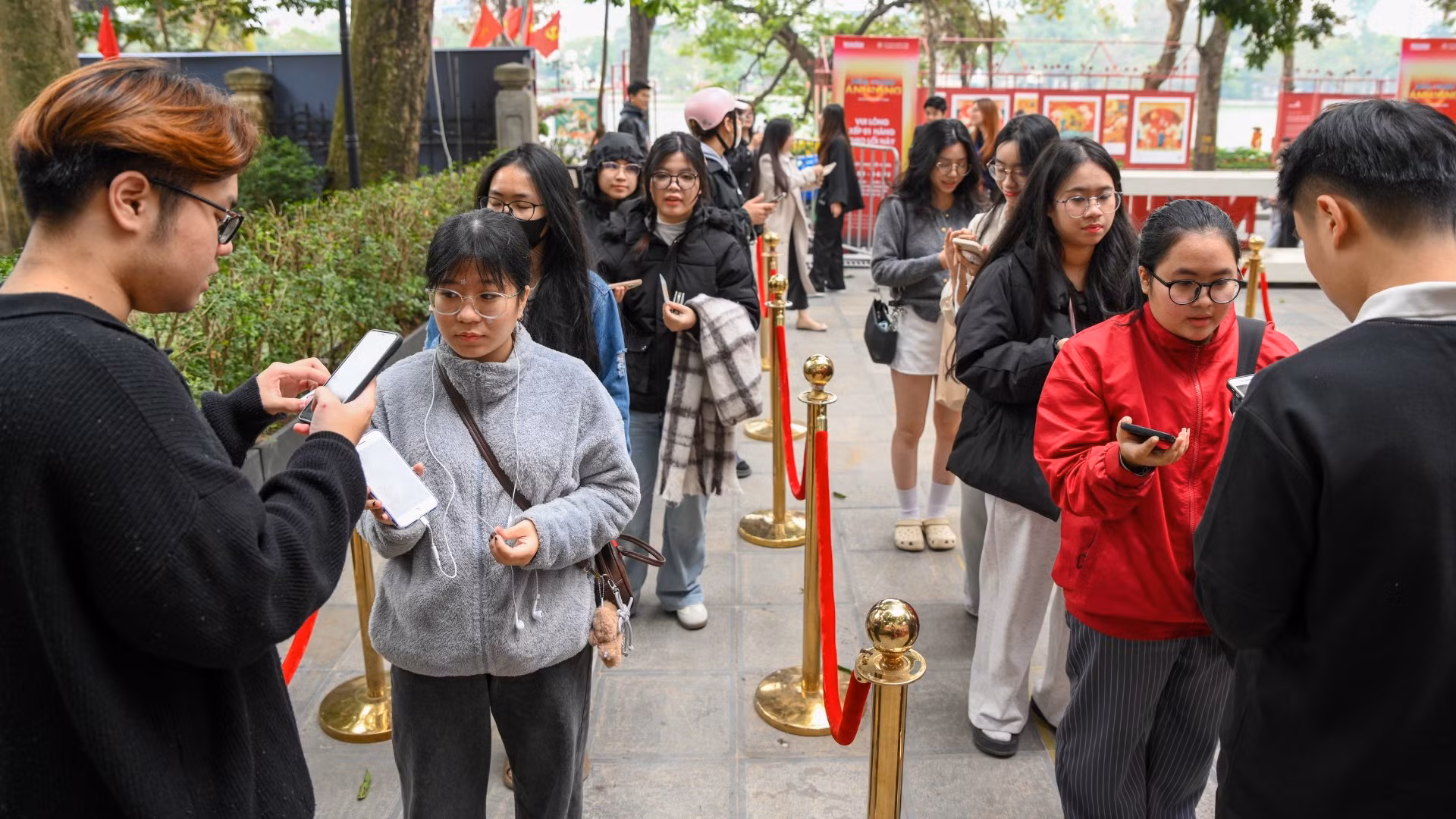 Người dân xếp hàng quét mã QR nhận vé, sẵn sàng cho đêm hòa nhạc đặc biệt tại trung tâm Thủ đô.