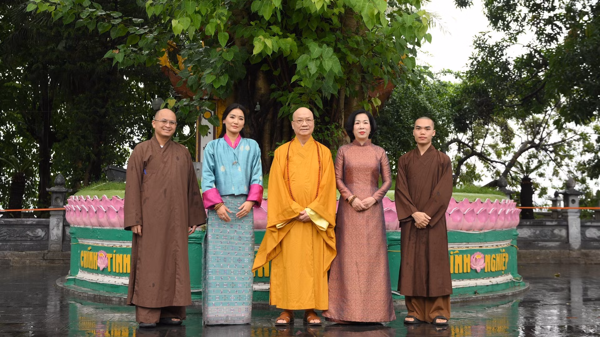 Bà Nguyễn Thị Minh Nguyệt, Phu nhân Chủ tịch nước Lương Cường cùng Hoàng hậu Bhutan Jetsun Pema và Thượng tọa Thích Thanh Nhã - Trụ trì chùa Trấn Quốc.