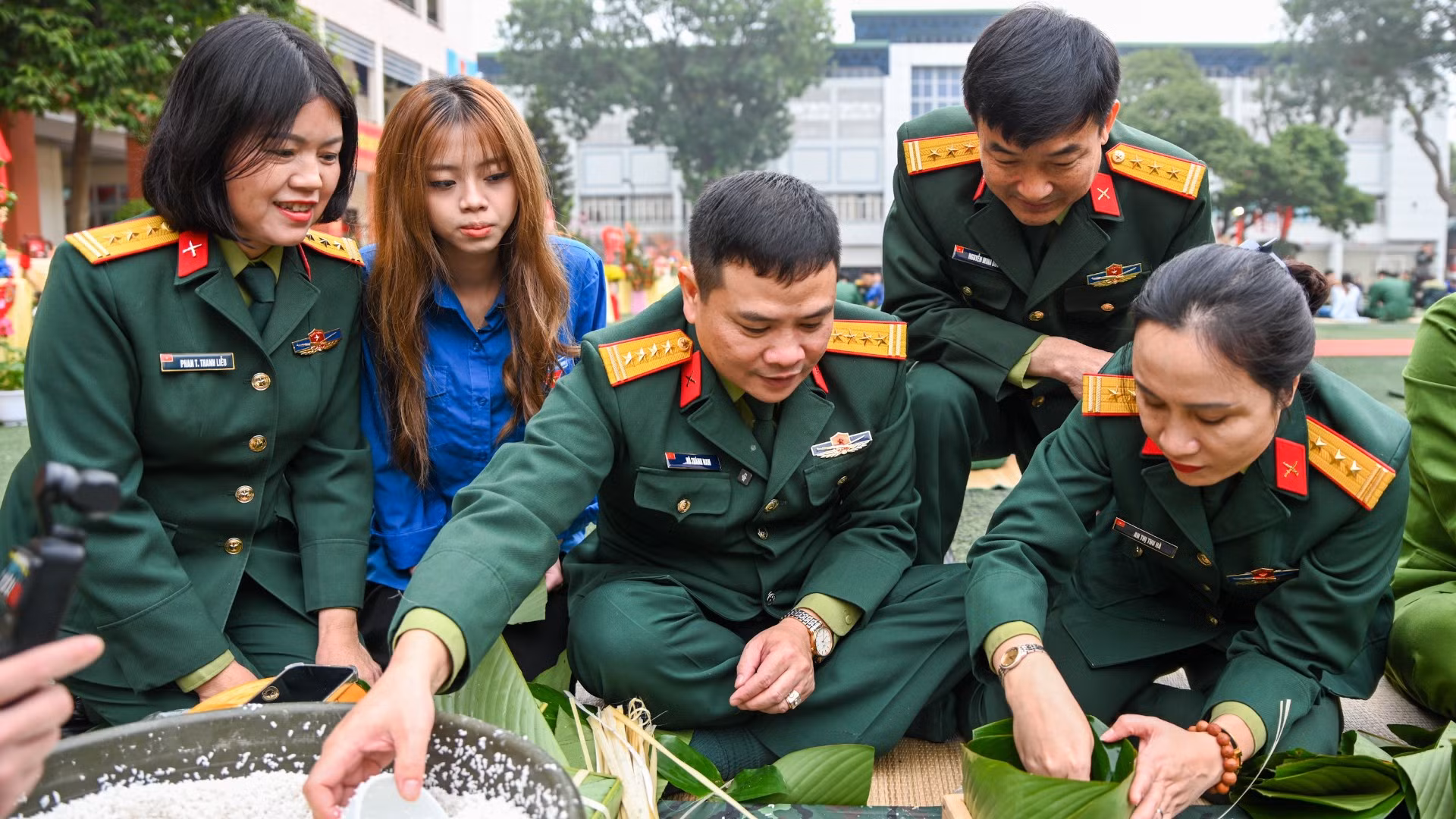 Chỉ huy Lữ đoàn 144 cùng các đại biểu tham gia gói bánh cùng cán bộ, chiến sĩ.