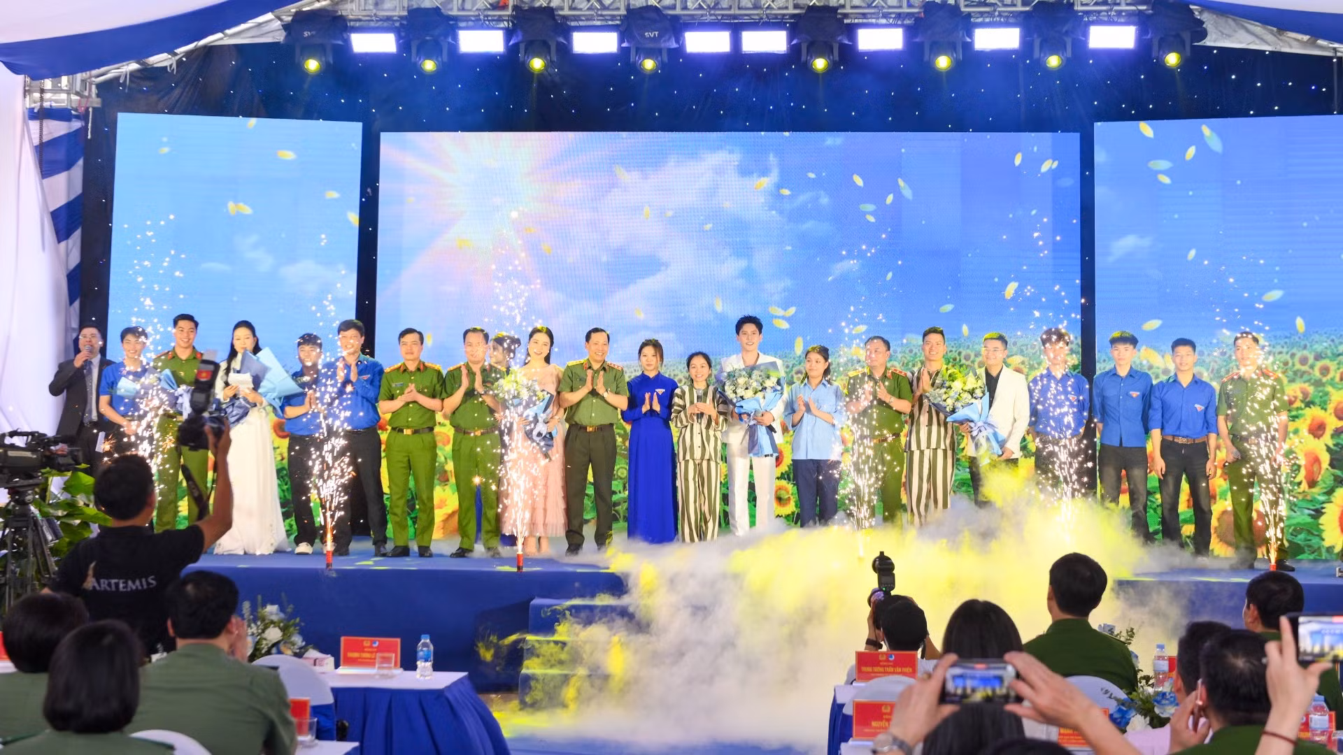 Thượng tướng Lê Văn Tuyến, Thứ trưởng Công an tặng hoa cho các nghệ sĩ tại chương trình.