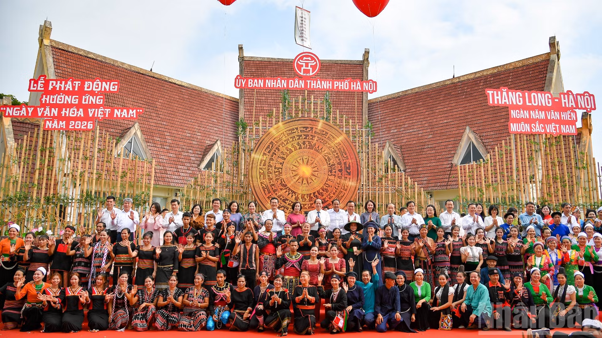 Các đại biểu, nghệ sĩ cùng người dân tại Lễ phát động.
