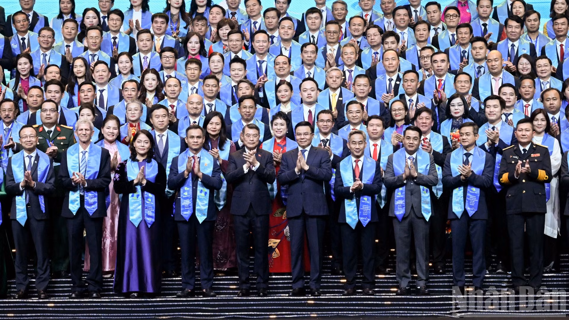 Thủ tướng Lê Minh Hưng với các doanh nghiệp được vinh danh sản phẩm đạt Thương hiệu quốc gia Việt Nam lần thứ 10 - năm 2026.