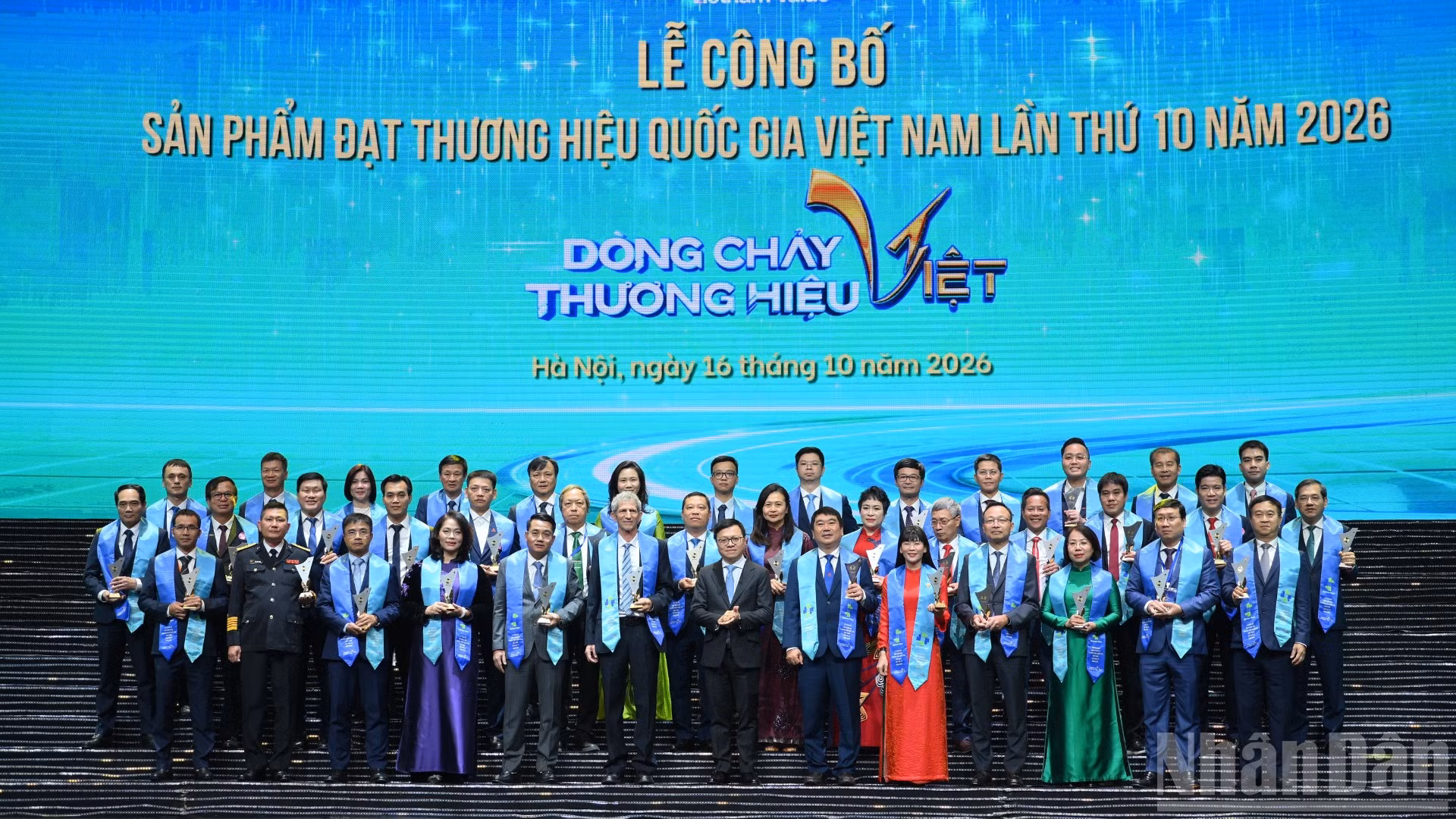 Đồng chí Lê Quốc Minh, Ủy viên Trung ương Đảng, Tổng Biên tập Báo Nhân Dân, Phó Trưởng Ban Tuyên giáo Trung ương, Chủ tịch Hội Nhà báo trao biểu trưng cho đại diện các doanh nghiệp được vinh danh tại Lễ công bố sản phẩm đạt Thương hiệu quốc gia Việt Nam lần thứ 10 năm 2026.