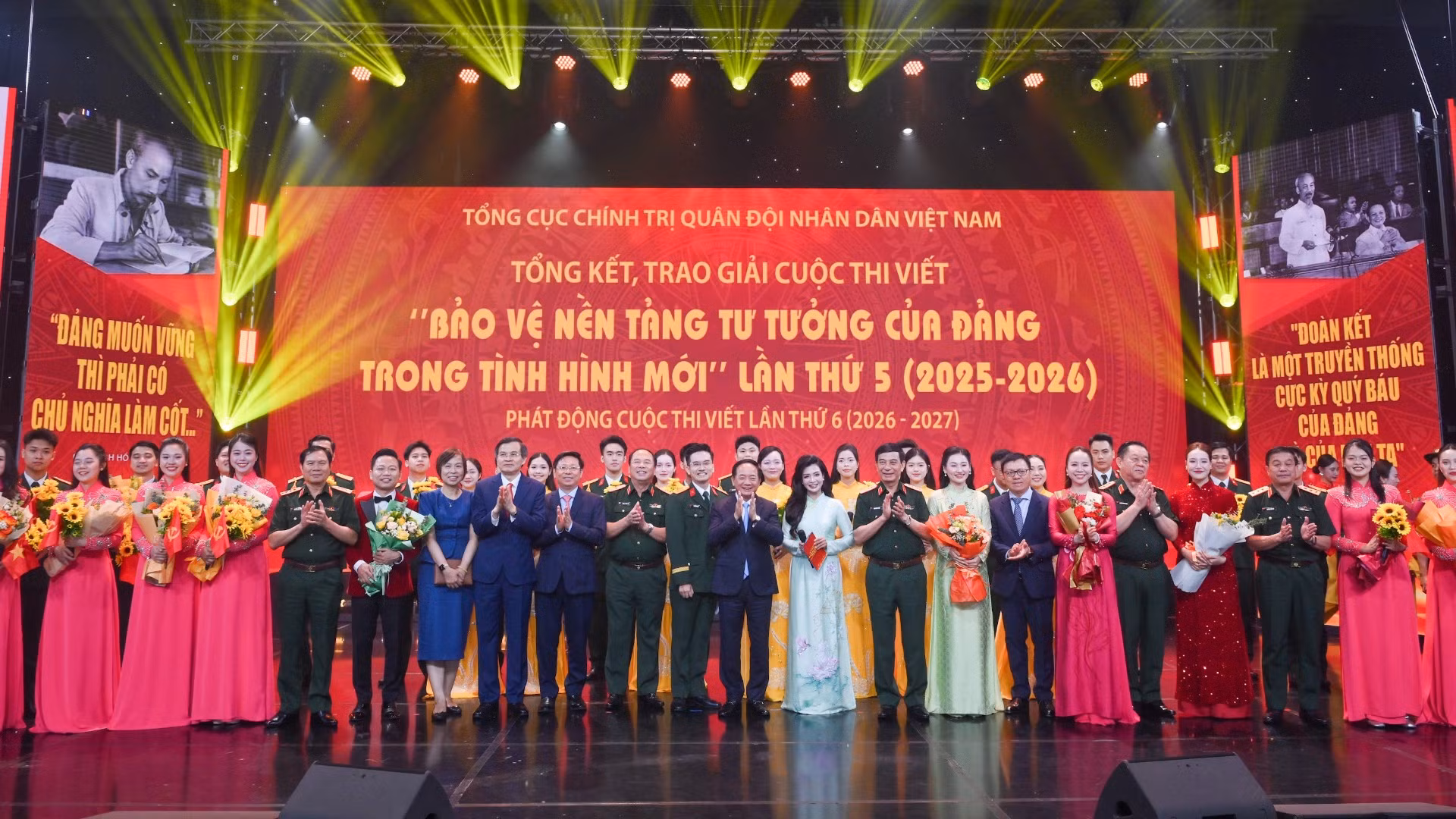 Các đại biểu tại Lễ Tổng kết, Trao giải Cuộc thi viết “Bảo vệ nền tảng tư tưởng của Đảng trong tình hình mới” lần thứ 5.