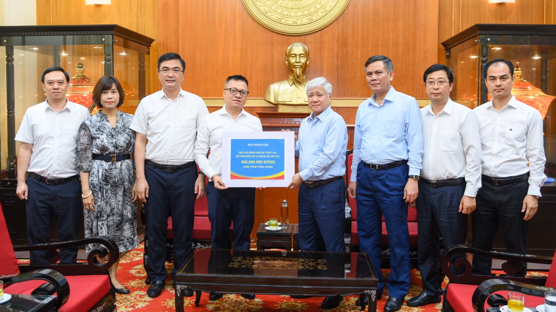 Tổng Biên tập Báo Nhân Dân Lê Quốc Minh trao số tiền quyên góp từ các cán bộ, phóng viên, nhân viên của báo ủng hộ đồng bào khắc phục hậu quả bão, lũ.