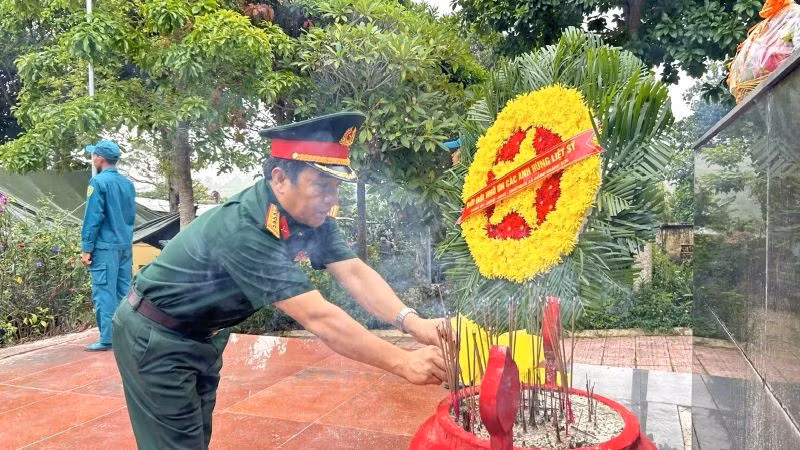 Đoàn công tác dâng hoa, dâng hương tại Nghĩa trang liệt sĩ xã Đông Khánh Sơn (tỉnh Khánh Hòa).