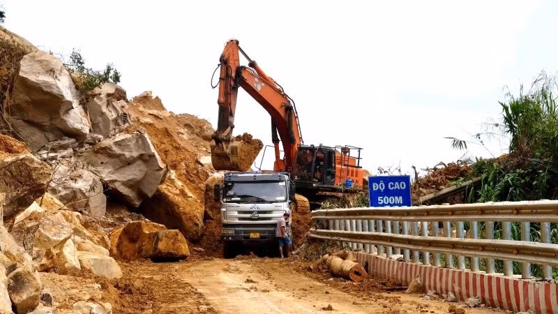 Tập trung phương tiện và nhân lực làm 3 ca liên tục để khẩn trương thông tuyến đèo Khánh Lê.