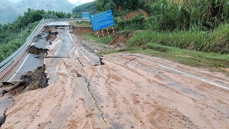 Đèo Khánh Lê xuất hiện điểm sạt lở, sụt lún mới với độ sâu khoảng 5m, gây chia cắt hoàn toàn đường đèo từ Km36+600 đến Km36+700.