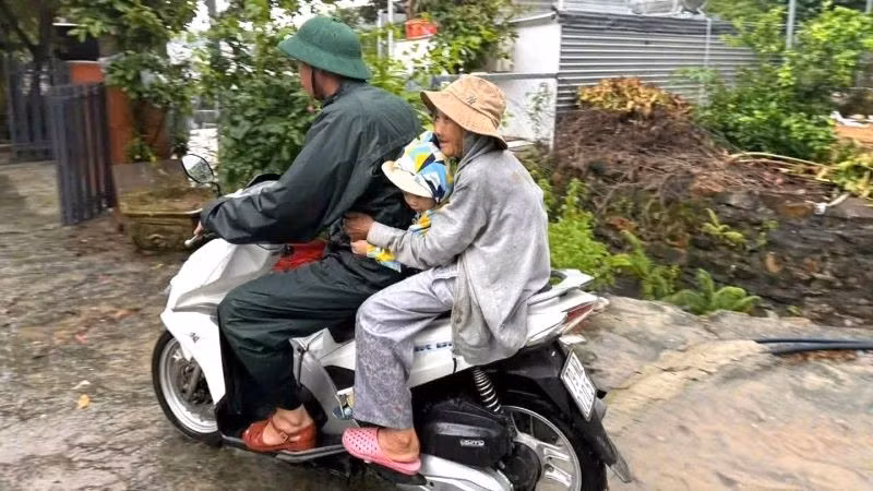 Chiến sĩ Đồn Biên phòng cửa khẩu cảng Nha Trang cơ động đưa người dân đến nơi an toàn. (Ảnh: Văn Tân).