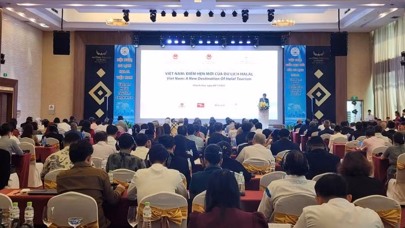 Toàn cảnh hội nghị du lịch Halal Việt Nam 2026 với chủ đề "Việt Nam-Điểm hẹn mới của du lịch Halal" tại Khánh Hòa.