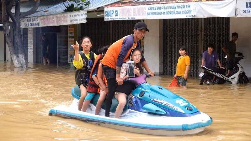 Người dân được lực lượng chức năng đưa đến nơi an toàn tại phường Tây Nha Trang.