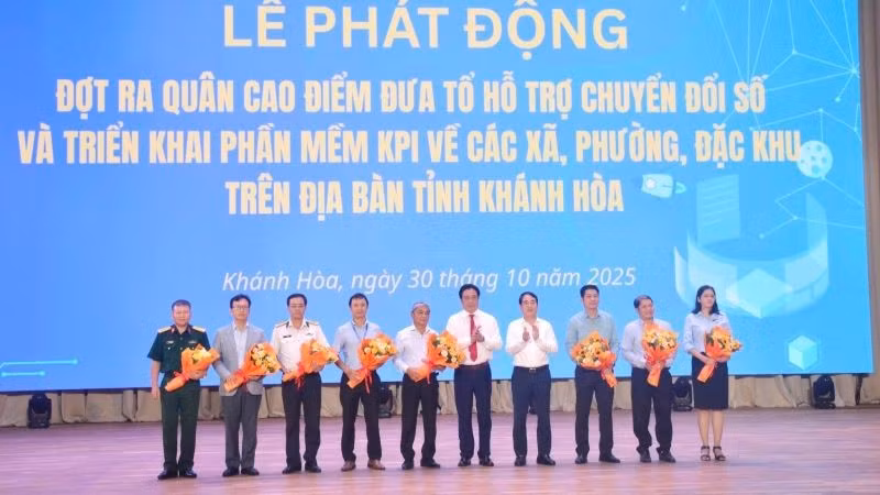 Lãnh đạo tỉnh tặng hoa các thành viên trong Tổ hỗ trợ chuyển đổi số và triển khai phần mềm KPI tại các xã, phường, đặc khu trên địa bàn tỉnh Khánh Hòa.