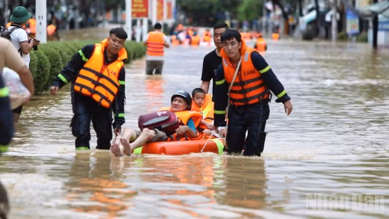 Sơ tán người dân trong mùa mưa lũ năm 2025 tại Nha Trang. (Ảnh: Vũ Tân)