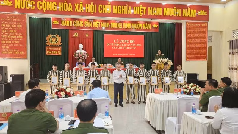 Đồng chí Cấn Đình Tài trao Quyết định đặc xá của Chủ tịch nước tại Trại giam A2 (Khánh Hòa).