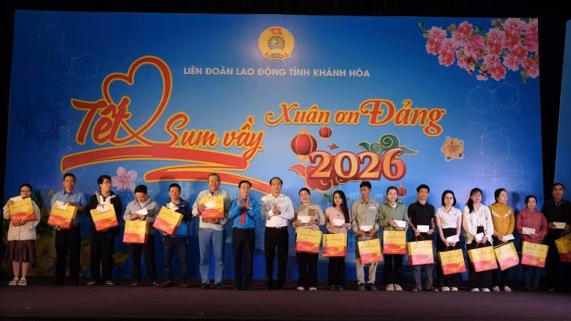 Những phần quà hỗ trợ người lao động khó khăn trong chương trình “Tết Sum vầy-Xuân ơn Đảng” và Chợ Tết Công đoàn năm 2026 tại Khánh Hòa.