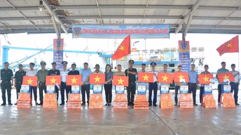 Ban Tổ chức trao quà tặng ngư dân tại cảng cá Mỹ Tân.