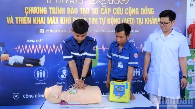 Nhân viên y tế Trung tâm cấp cứu 115 hướng dẫn sử dụng máy khử rung tim tự động. (Ảnh: VŨ TÂN)