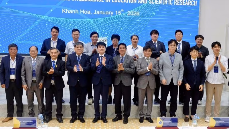 Các đại biểu chụp ảnh lưu niệm tại hội thảo.