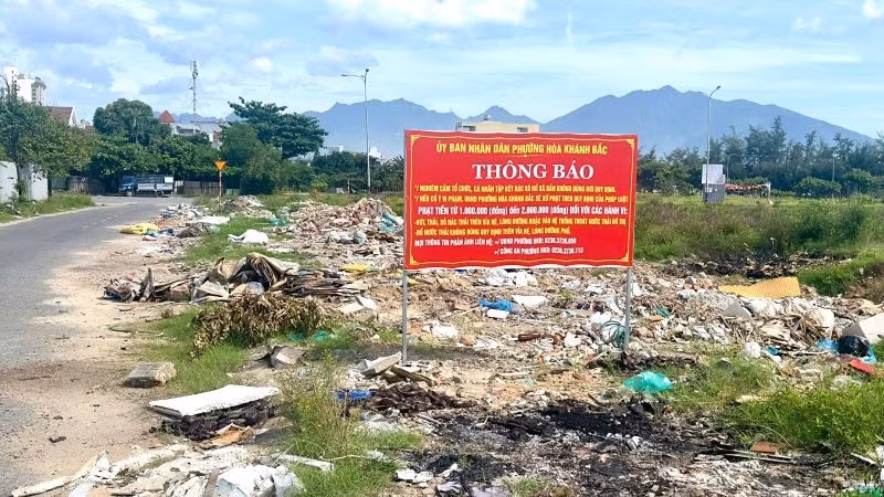 Rác thải đổ tràn lan ngay dưới biển cấm.