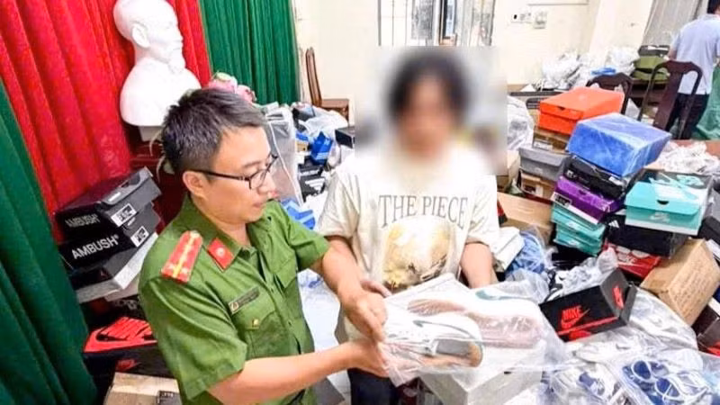 Lực lượng Công an kiểm tra các sản phẩm giày, dép giả mạo nhãn hiệu nổi tiếng.