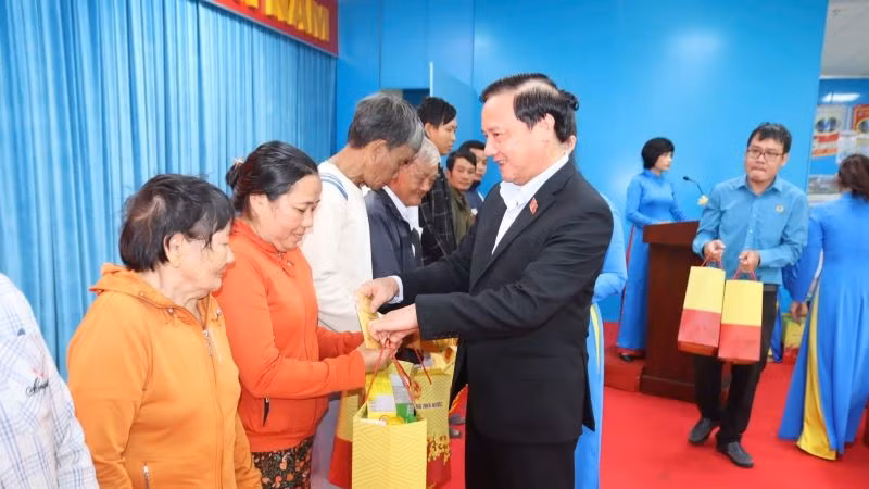 Phó Chủ tịch Quốc hội trao quà cho các hộ nghèo và cận nghèo xã Diên Điền, tỉnh Khánh Hòa.