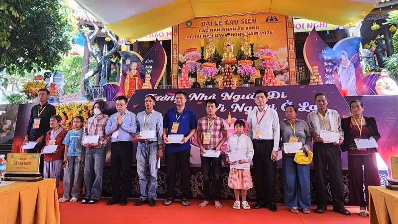 Tặng quà cho thân nhân có nạn nhân tử vong do tai nạn giao thông tại Khánh Hòa.