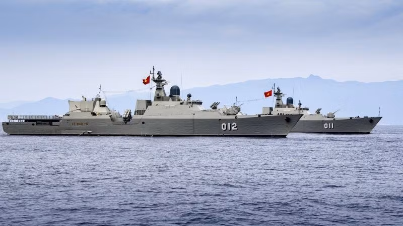 bien-doi-tau-ho-ve-ten-lua-39-tham-gia-dieu-binh-tren-bien.jpg