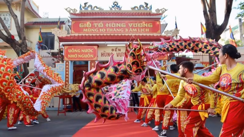 Múa Lân, Sư , Rồng tại buổi Lễ dâng hương tưởng niệm các Vua Hùng.