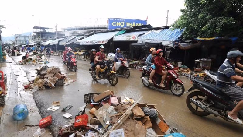 Tại trung tâm xã Diên Khánh, cuộc sống của người dân đang dần trở lại bình thường.