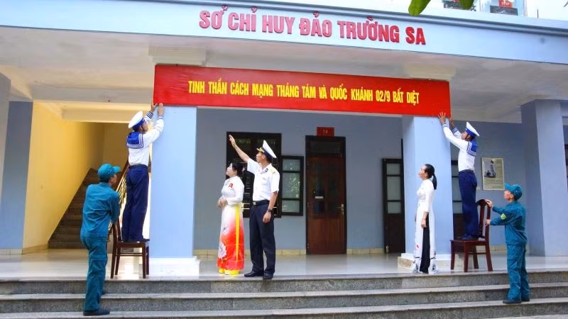 cb-cs-nhan-dan-cang-khau-hieu-chao-mung-dai-le.jpg