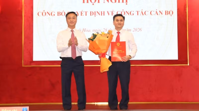 Đồng chí Nguyễn Việt Hùng, Chủ tịch Ủy ban nhân dân tỉnh trao quyết định công tác cán bộ.