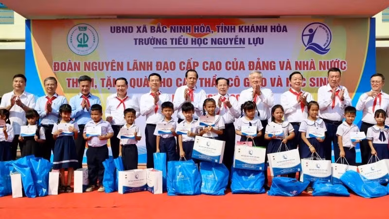 Các đồng chí nguyên lãnh đạo Đảng, Nhà nước, Chính phủ và lãnh đạo tỉnh Khánh Hòa trao quà và học bổng cho các em học sinh Trường tiểu học Nguyễn Lựu.