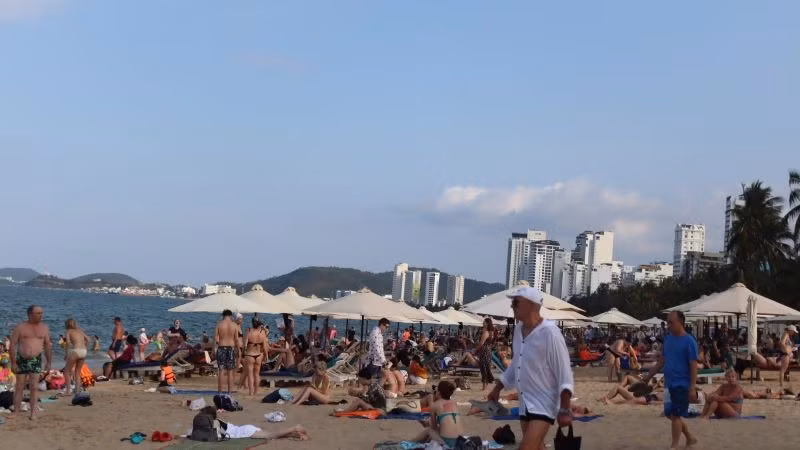 Bãi biển Trần Phú (Nha Trang) đông kín người ngay từ ngày đầu kỳ nghỉ lễ Giỗ Tổ Hùng Vương.