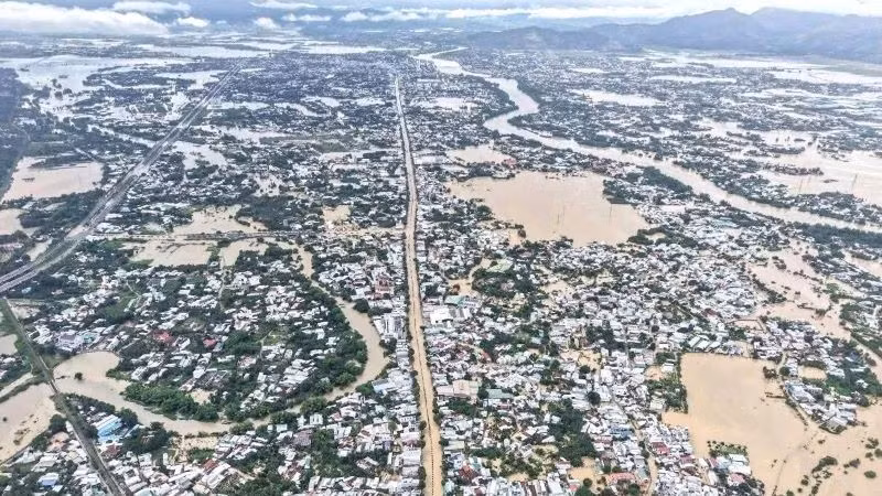 Lũ chồng lũ khiến khu vực phía tây tỉnh Khánh Hòa bị ngập sâu.