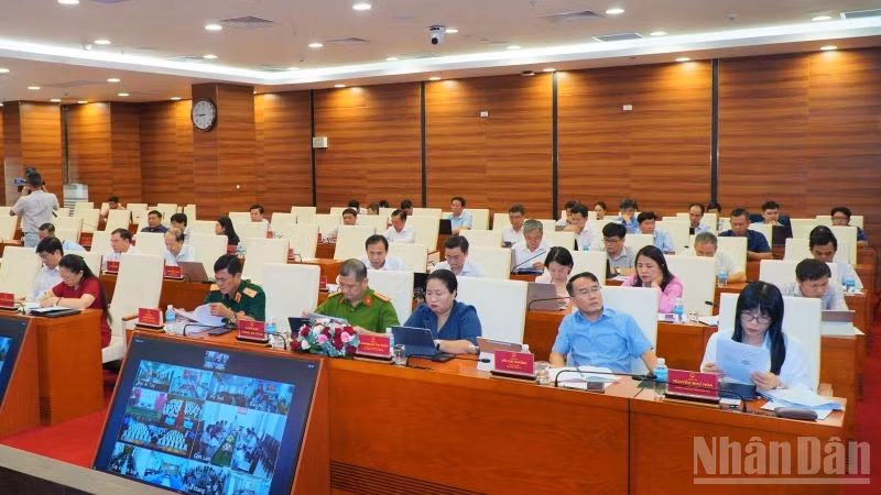 Lãnh đạo sở, ban, ngành tham dự kỳ họp. (Ảnh: VŨ TÂN)