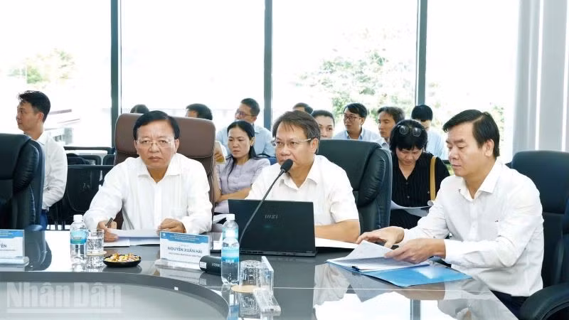 Đại diện lãnh đạo tỉnh và các sở, ban, ngành tham dự diễn đàn. (Ảnh: VŨ TÂN)