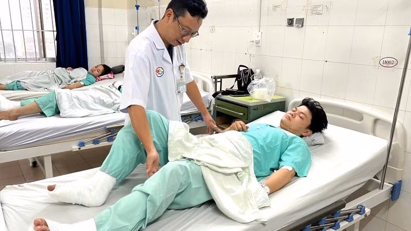 Bác sĩ thăm khám các nạn nhân đang được điều trị tại Bệnh viện đa khoa tỉnh Khánh Hòa.