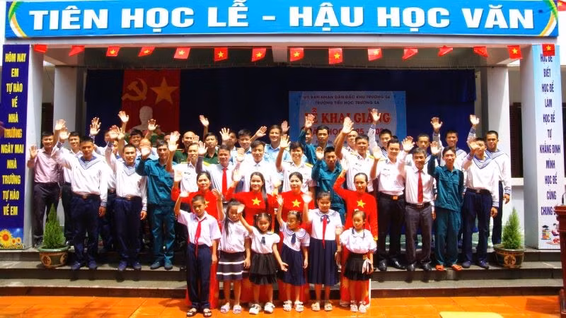 can-bo-chien-si-nhan-dan-va-cac-chau-tren-dao-truong-sa-chao-don-nam-hoc-moi.jpg