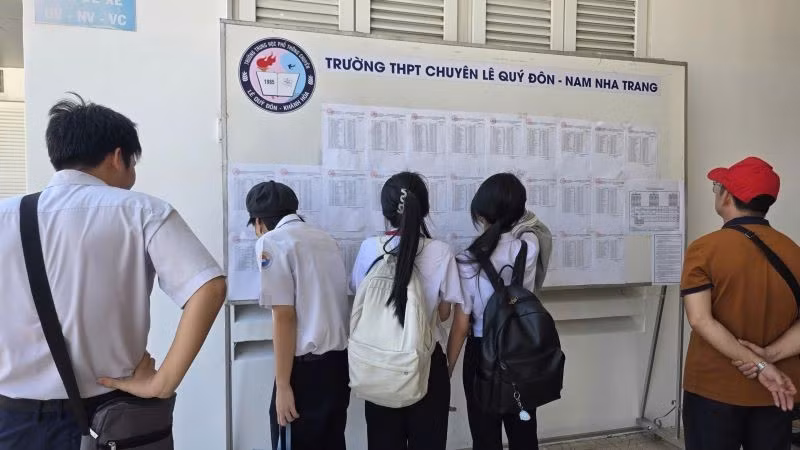 Các thí sinh tìm số báo danh của mình tại điểm thi Trường Trung học phổ thông chuyên Lê Quý Đôn (phường Nam Nha Trang, Khánh Hòa).