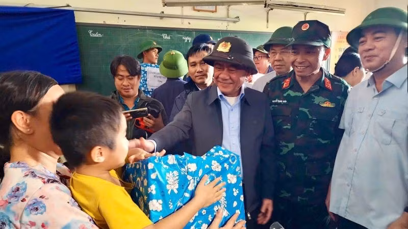 Tại điểm ngập sâu xã Diên Điền, Thường trực Ban Bí thư Trần Cẩm Tú ân cần thăm hỏi các hộ dân tại nơi tránh lũ tập trung và tặng quà cho người dân tránh lũ.