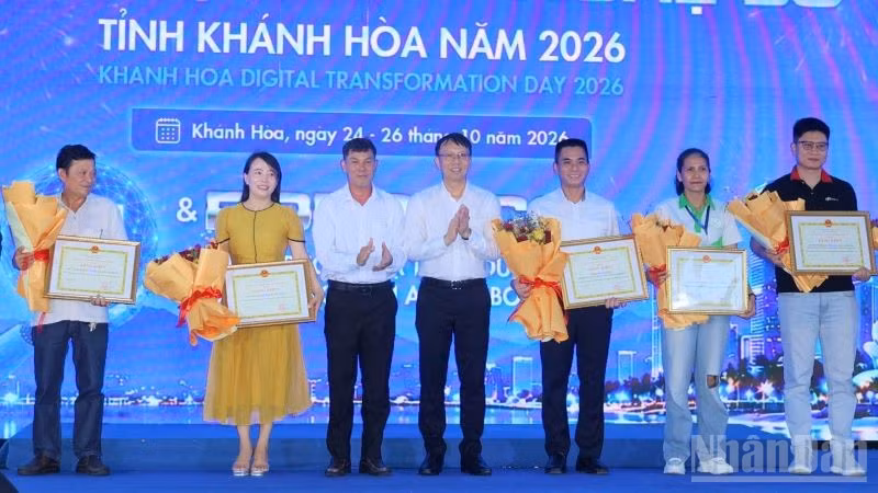 Đồng chí Nguyễn Thanh Hà trao Bằng khen của Ủy ban nhân dân tỉnh cho các cá nhân, tổ chức xuất sắc trong chuyển đổi số tại Ngày hội Công nghệ số năm 2026. (Ảnh: VŨ TÂN)
