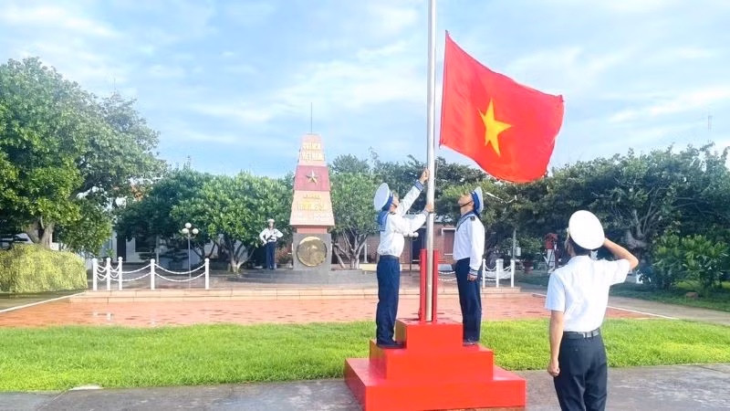 Thượng cờ Tổ quốc ở đảo Trường Sa.