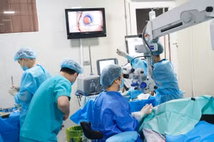 Dự án "Mắt sáng cộng đồng" bố trí các xe phẫu thuật lưu động đạt chuẩn bệnh viện để hỗ trợ người dân vùng sâu, vùng xa.