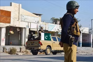 Cảnh sát và binh sĩ Pakistan gác trên đường phố tại Bannu. (Ảnh tư liệu, minh họa: TTXVN)